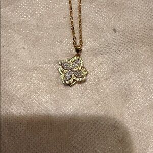 Chic Gold Necklace with Floral Pendant